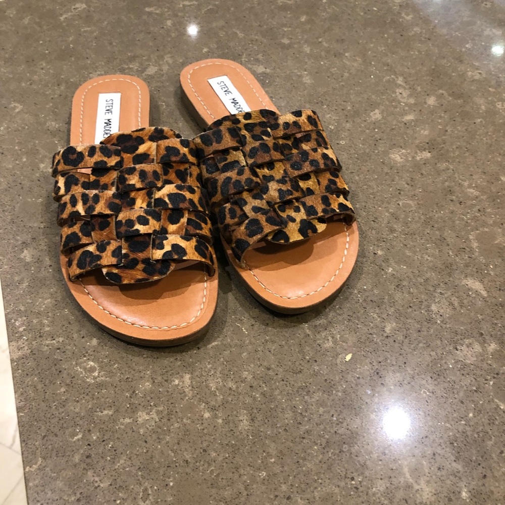 - - - - Steve Madden women brown sandals.  6 M.